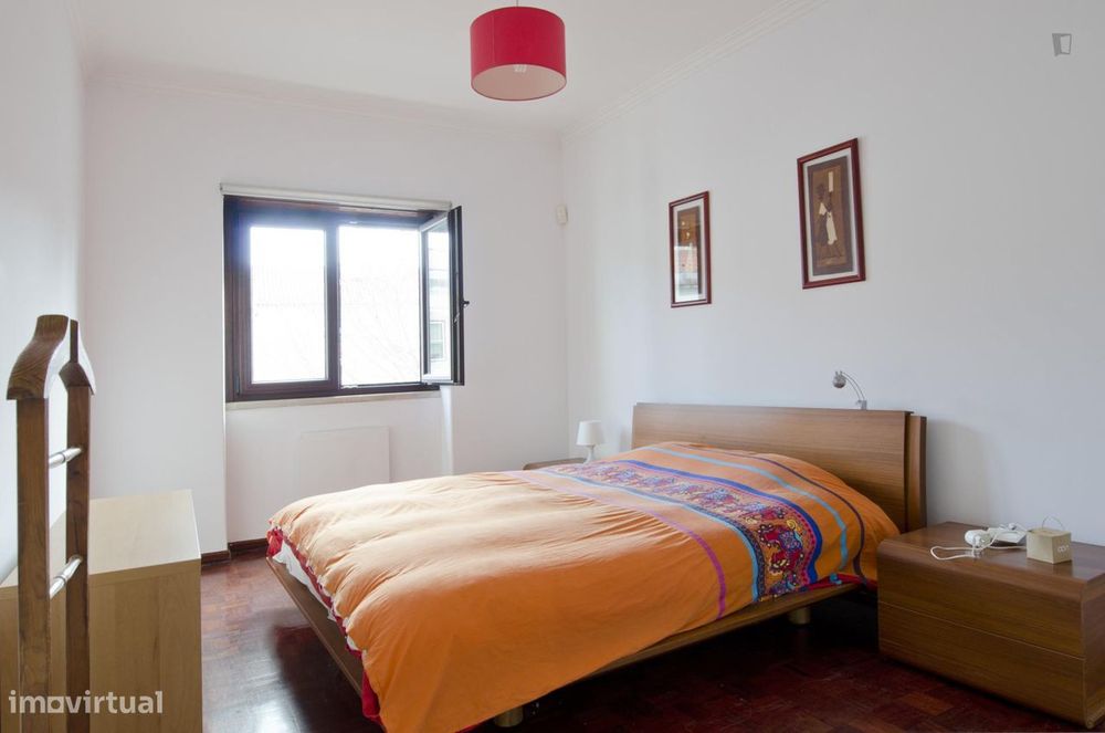 9028 - Quarto com cama de casal em apartamento...