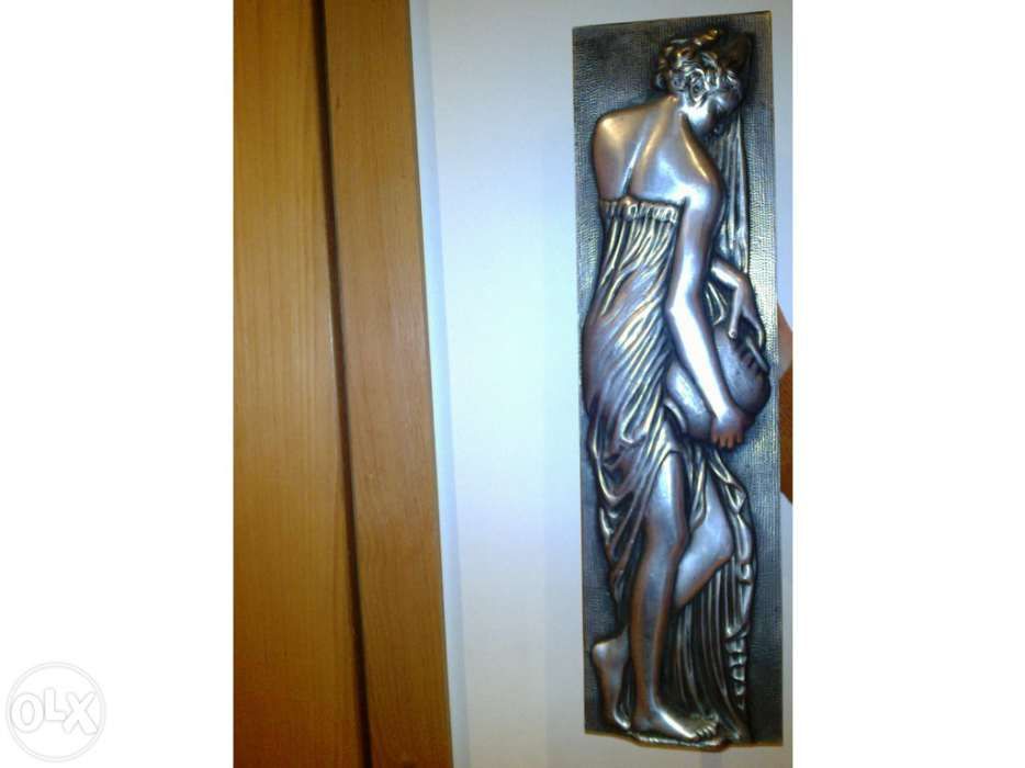 Placa decorativa com figura feminina