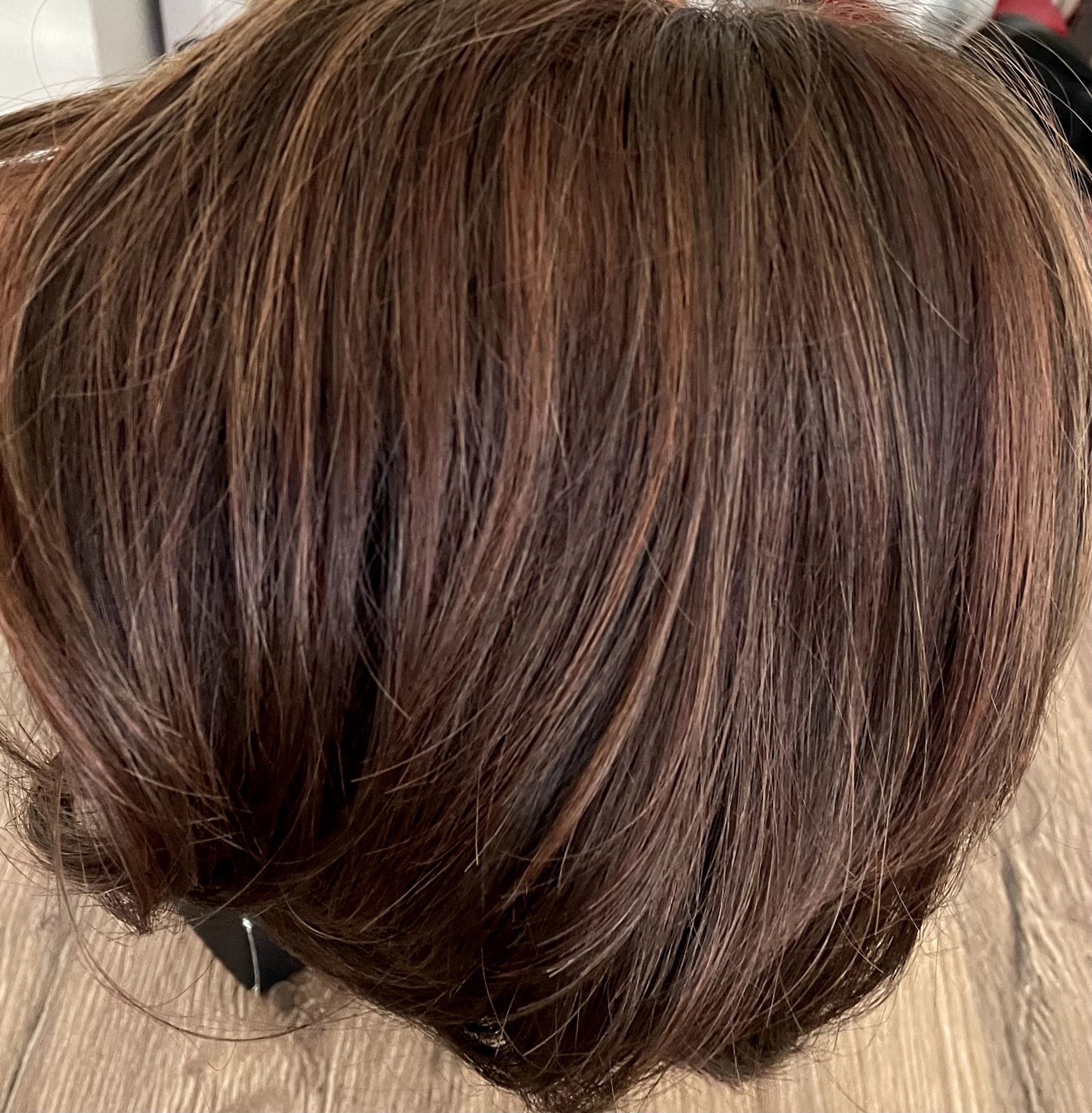 Peruca em cabelo natural castanho ( comprimento curto)