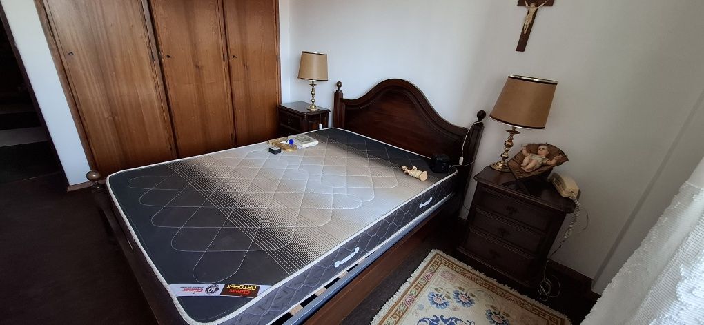 Cama de casal com mesas cabeceira