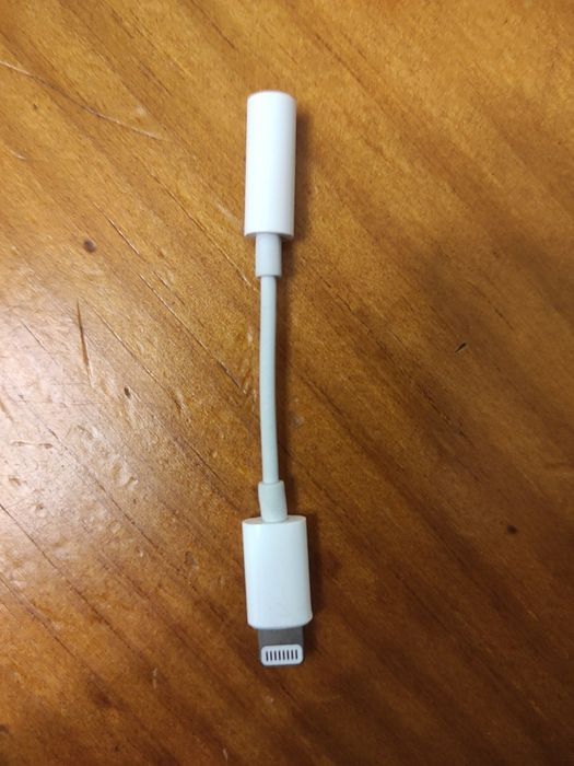 Apple Cabo (Original) conversor de Lightning para Aux (Jack 3.5mm))