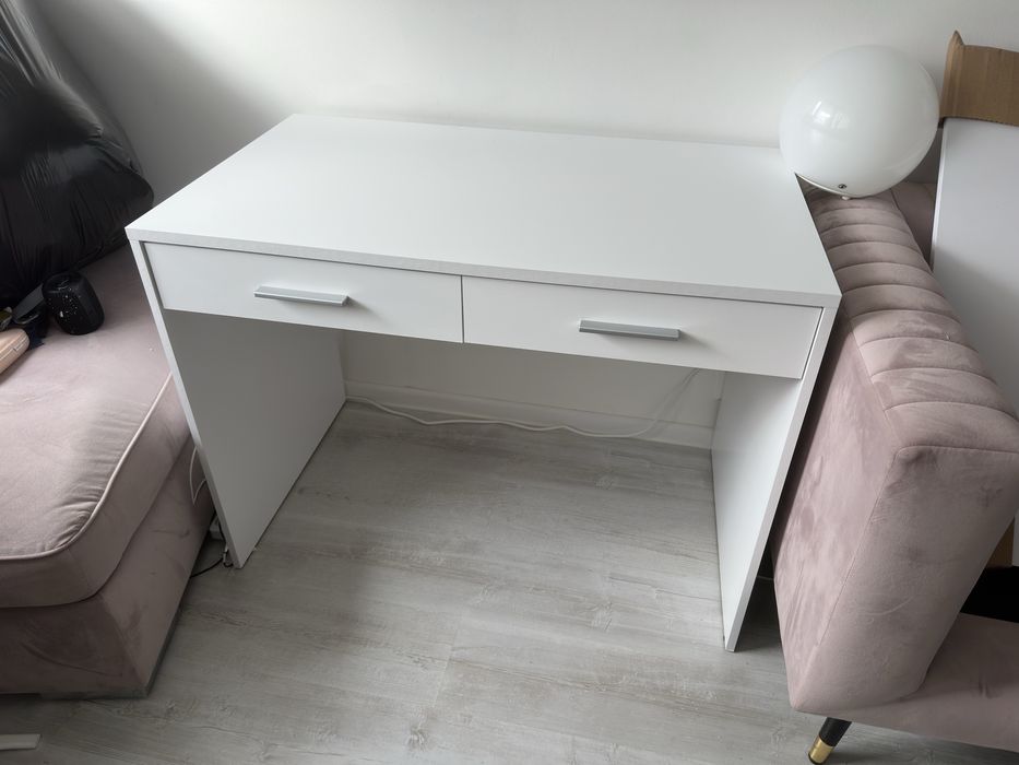 Białe biurko z 2 szufladami.