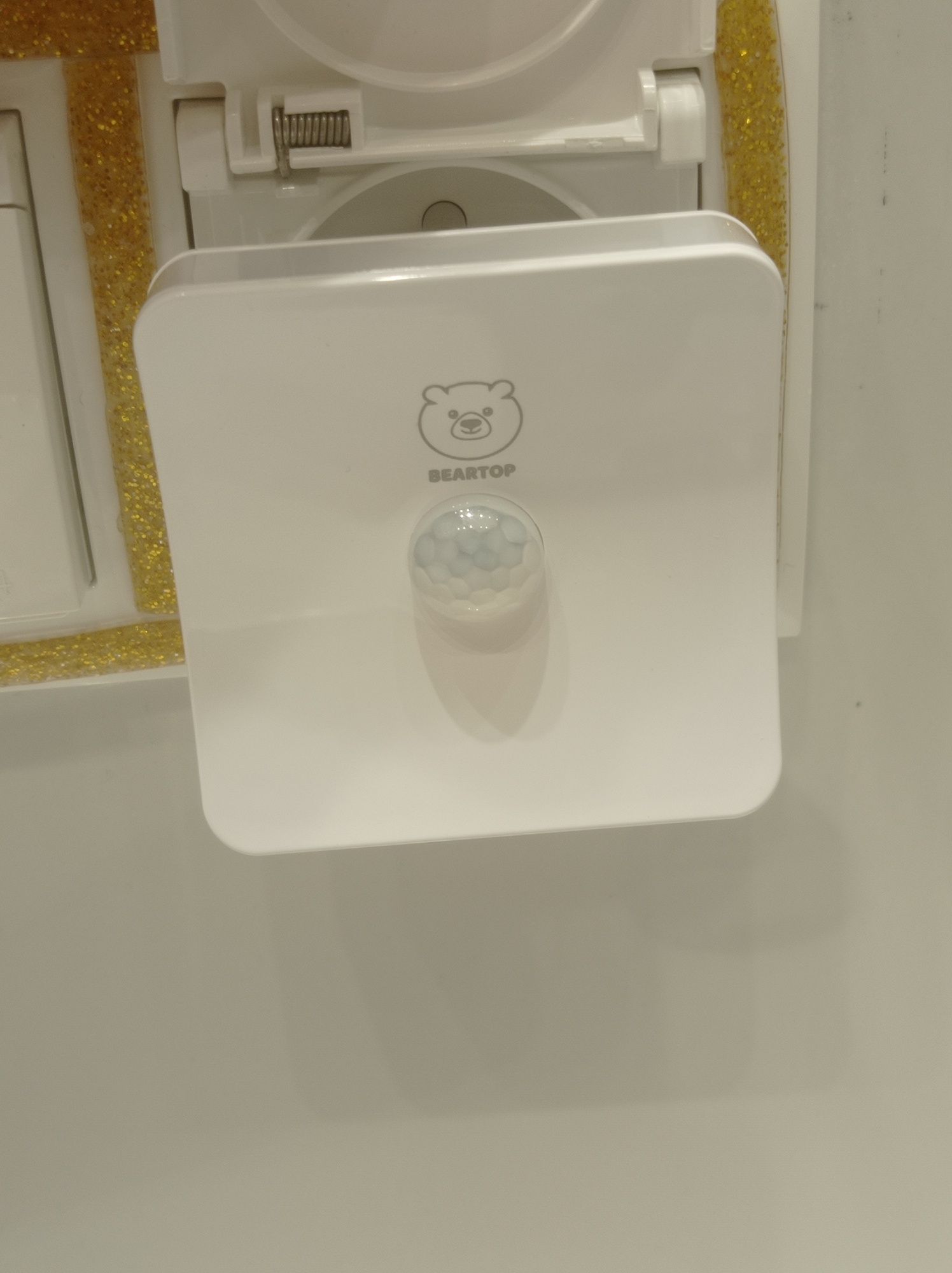 Lampka LED nocna Beartop, z czujnikiem zmierzchu, zmieniająca k