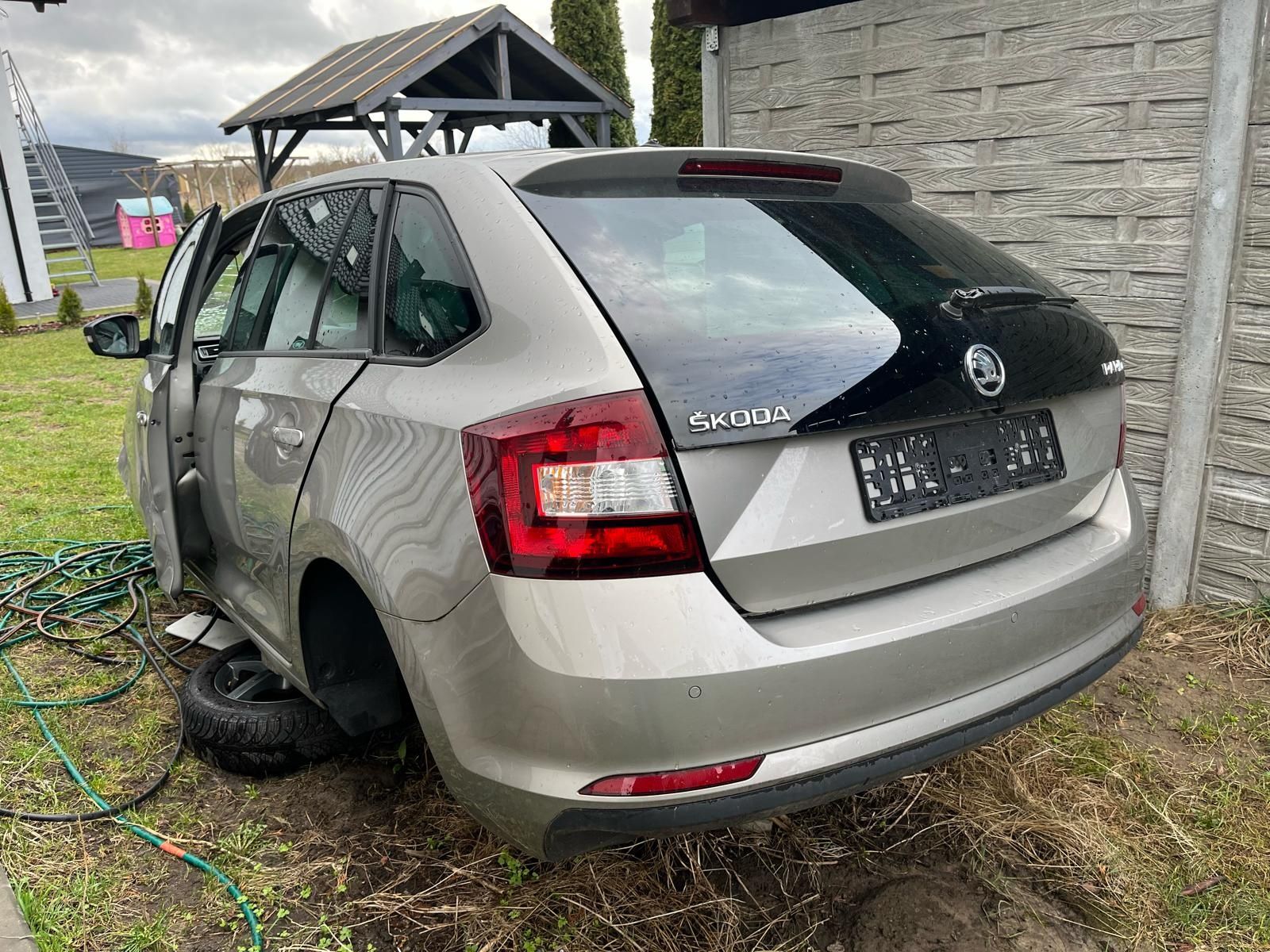 Rapid spaceback klapa tył błotnik  LF8H