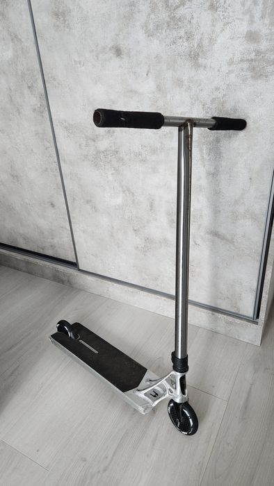 Самокат, кастом в парк
Тресок нету
Руль тена в2 67 на