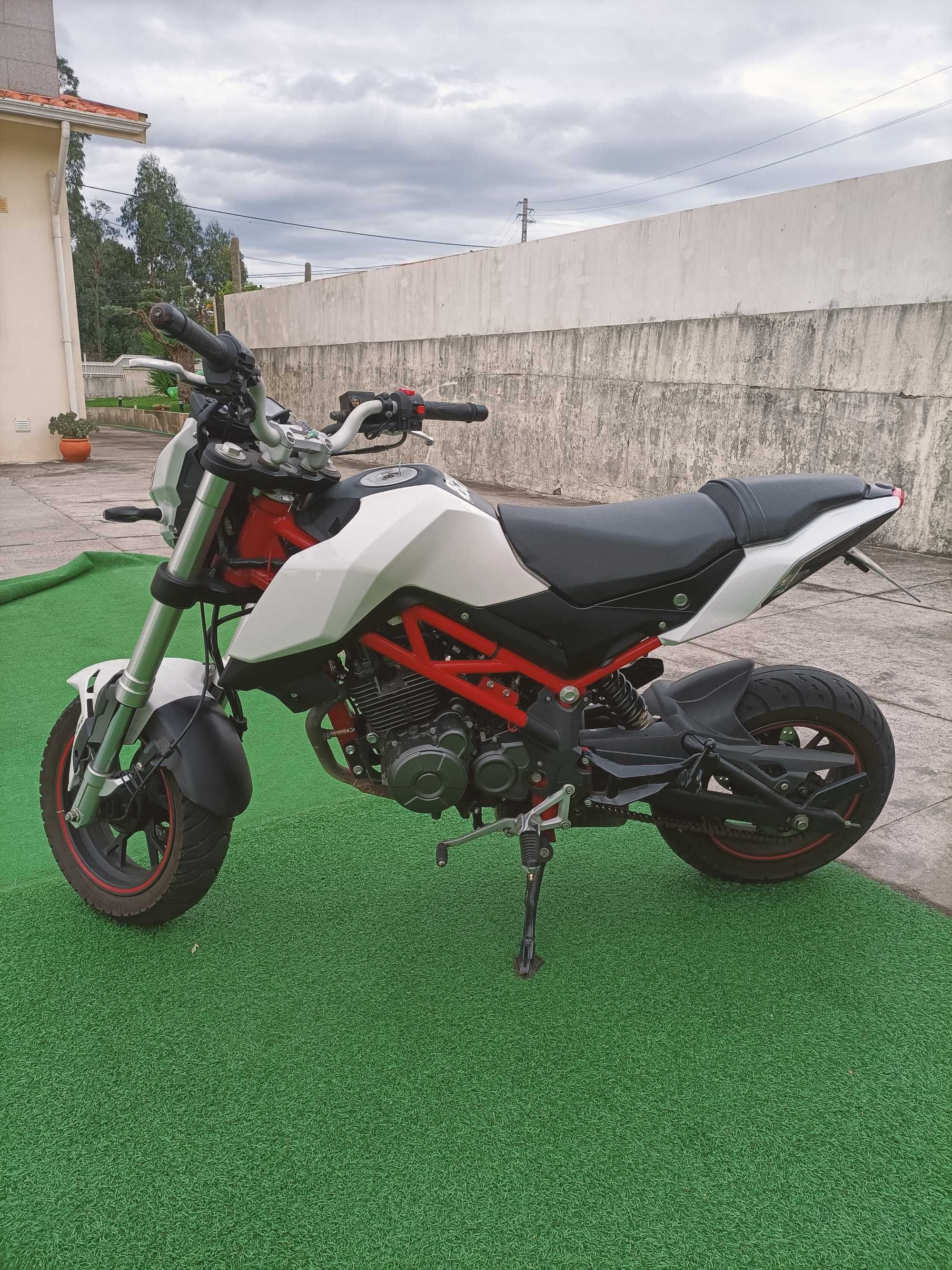 Vendo Benelli TNT 125 como nova