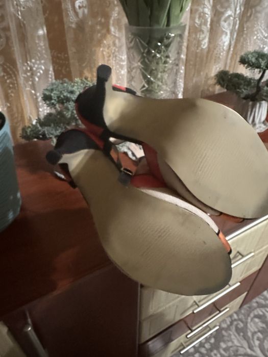 Продаються туфлі