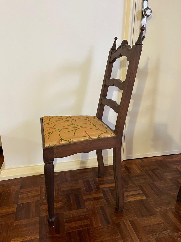 Cadeira vintage com assento em seda