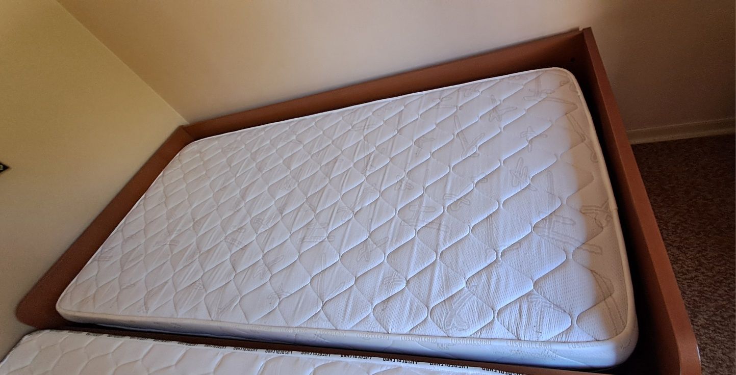 Cama Dupla de Solteiro Madeira Maciça como Nova e  2 Colchões