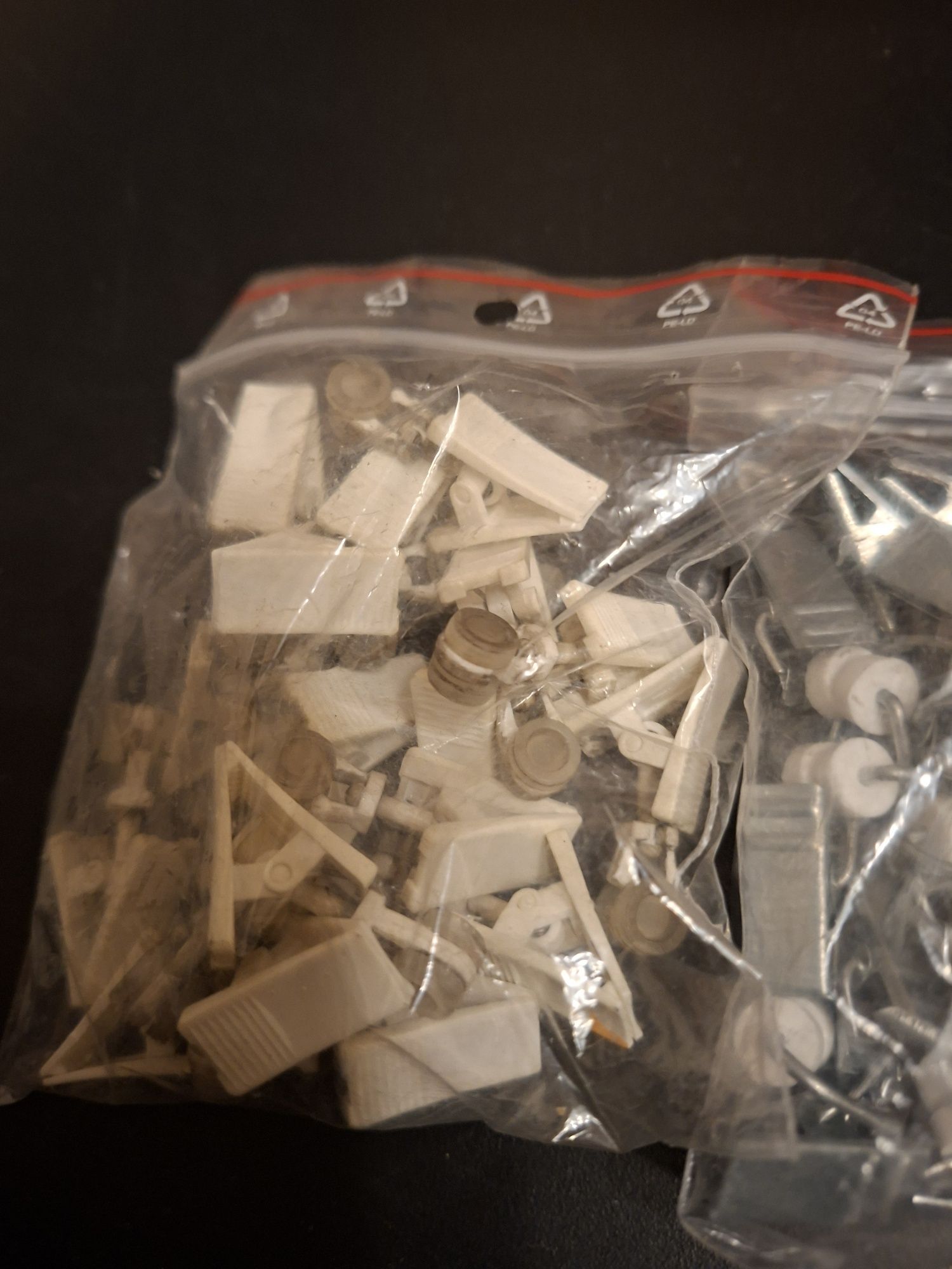 Żabki do firan i zasłon metalowe i plastikowe