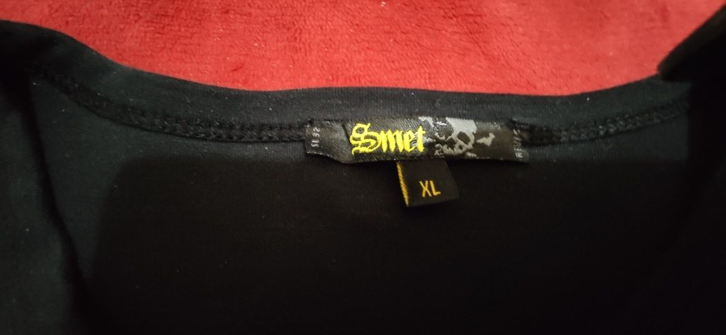 Koszulka t-shirt marki Smet z logo czaszki że złoto-szarym napisem