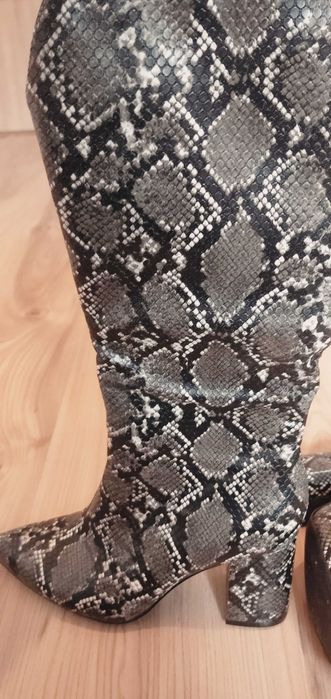 Kozaki na obcasie za kolano skóra węża