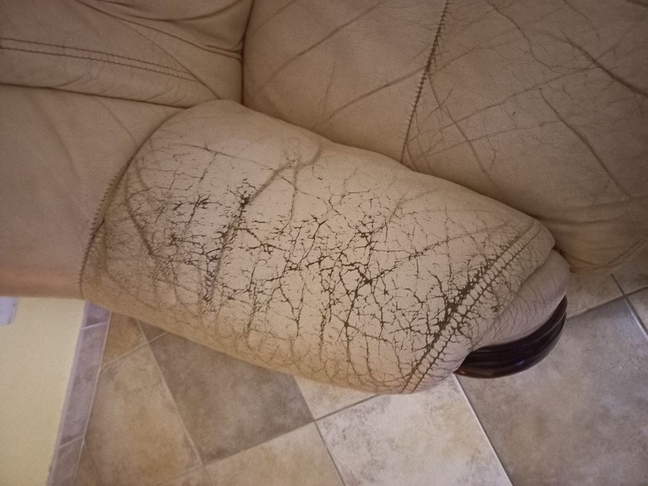 Vendo sofá de 3 lugares em pele
