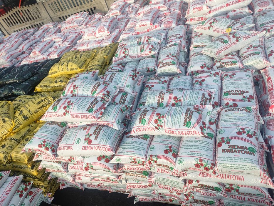 Zrębka ogrodowa zamiennik kora sosnowa ziemia ogrodowa torf odkwaszony