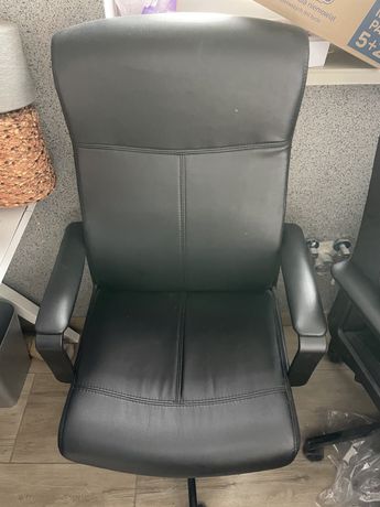 2 szt IKEA MILLBERGET krzesło obrotowe 65 cm Bomstad czarne