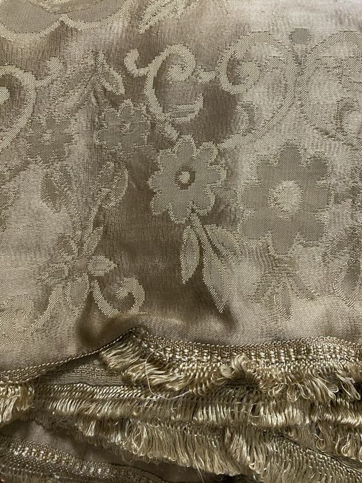 Colcha de seda dourada