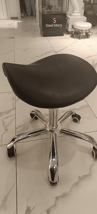 Крісло сідло для майстра манікюра