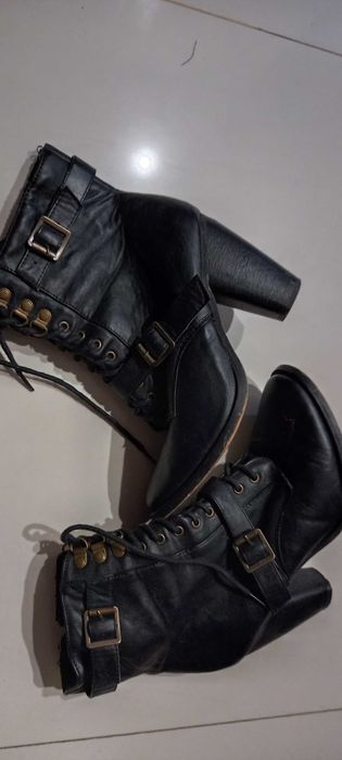 Buty wiosenne na obcasie 39