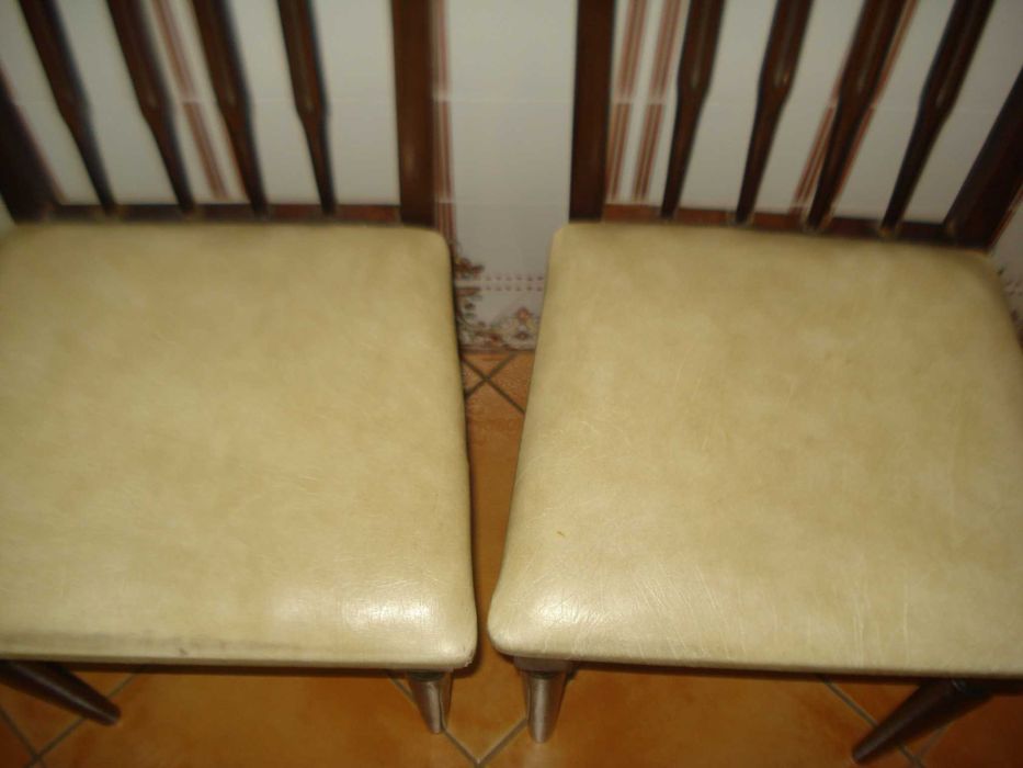 duas cadeiras com estofo de couro