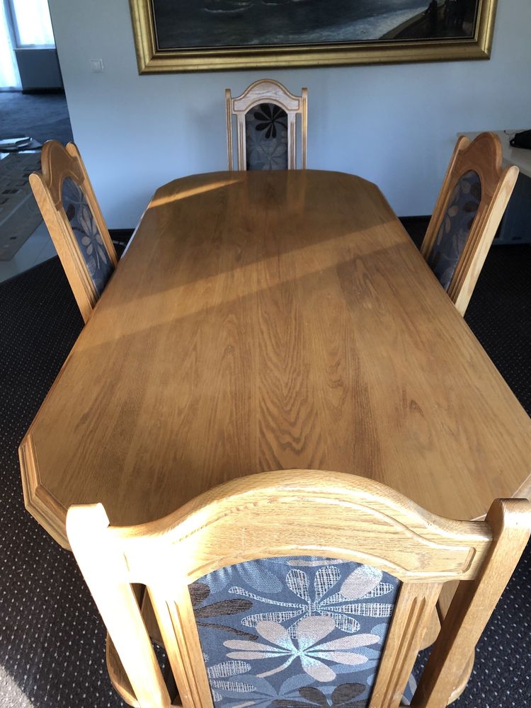 dębowy stół z krzesłami