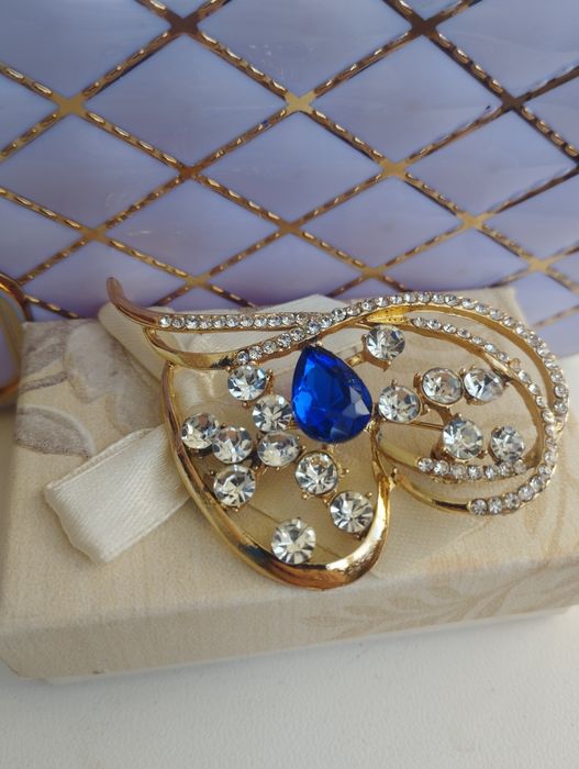 Брошь - новая, бижутерия