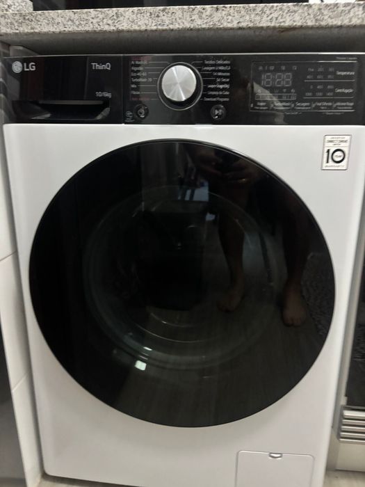 Maquina de lavar e secar roupas LG Como nova