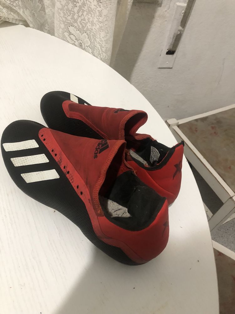 Chuteiras adidas preto e vermelho