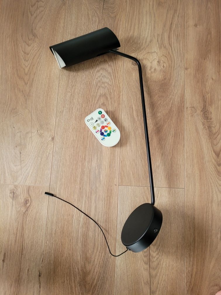 Kinkiet z wysięgnikiem Futuro czarny + żarówka RGB z pilotem, lampka