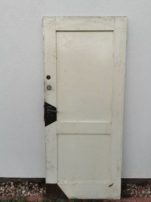 Drzwi drewniane szerokość 84 oraz 62 cm ze starego domu kamienicy