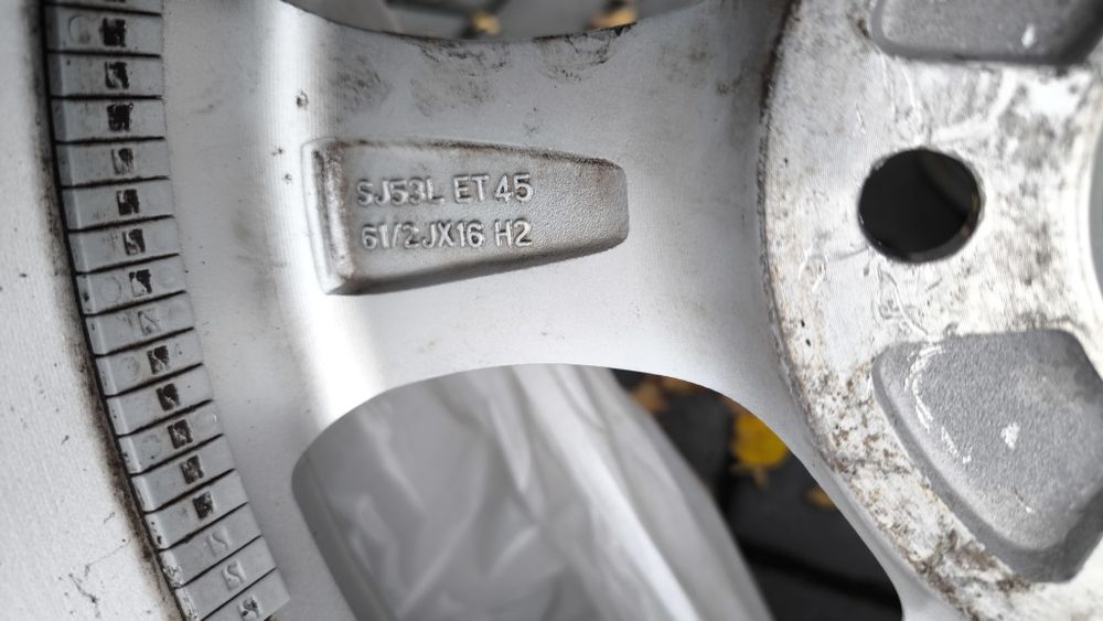 Felgi aluminiowe i opony zimowe Hyundai 5x114.3 
215 70 R16