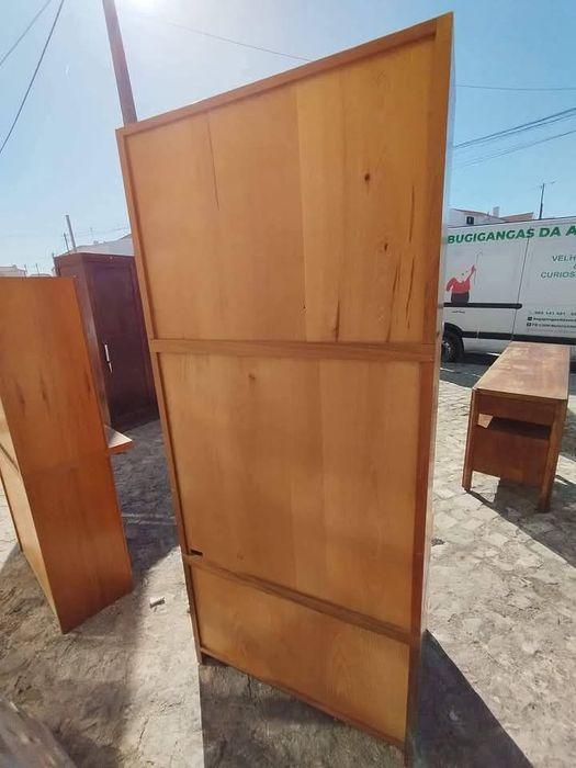 Móvel de sala com portas em vidro