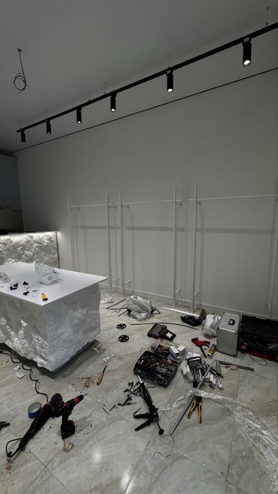 Рейли для одягу білі настінні