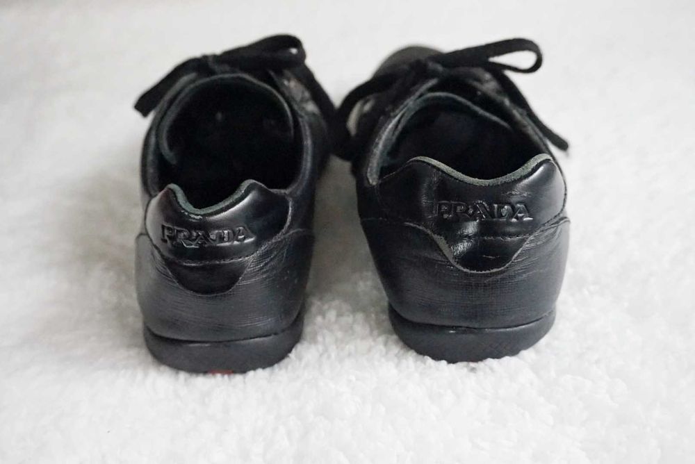 Ténis pretos da Prada