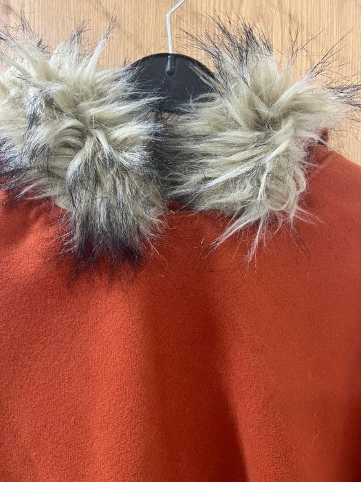 Capa com capuz em pelo