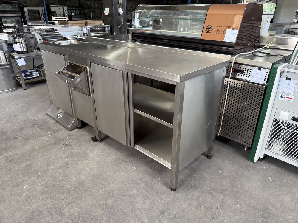 Bancada em inox para maquina de cafe com pio e tulha