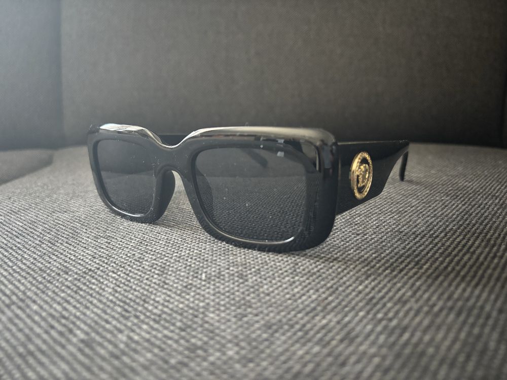 Okulary przeciwsloneczne czarno zlote unisex Versace