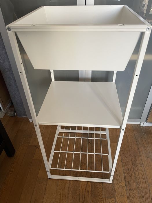 Biały metalowy słupek łazienkowy Ikea