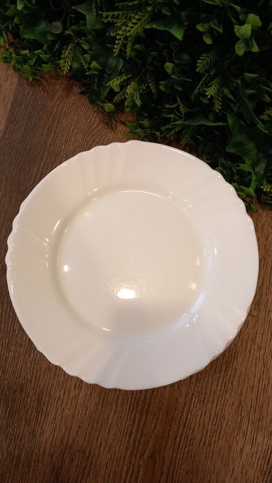 • Prato branco com detalhe