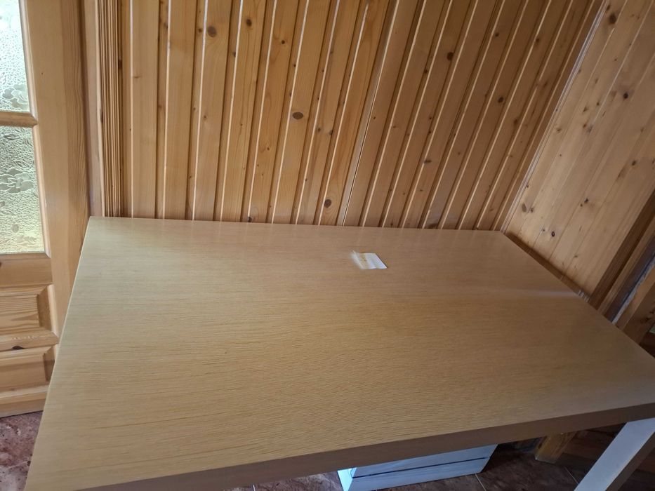 Stół w komplecie z komodą