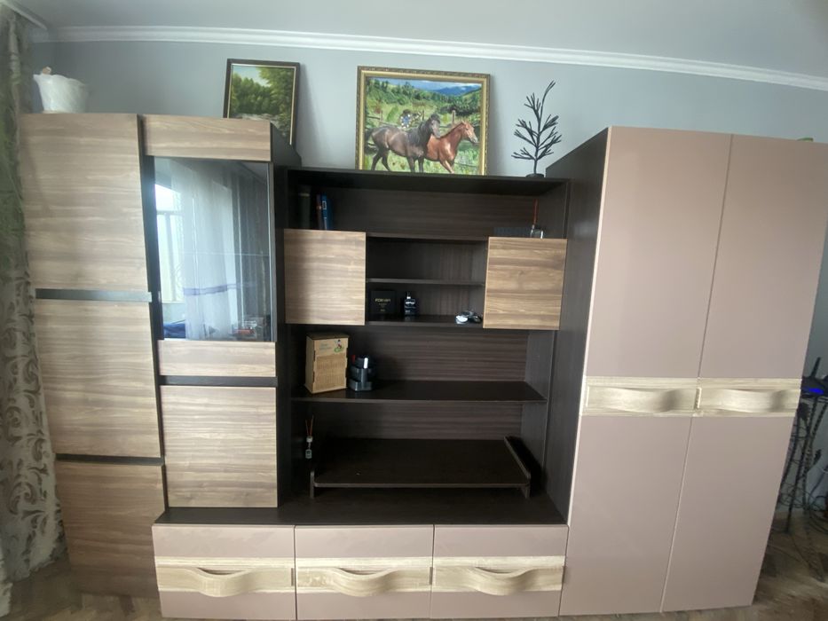 Стінка в кімнату