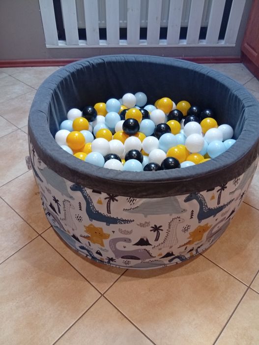 Suchy basen z kulkami