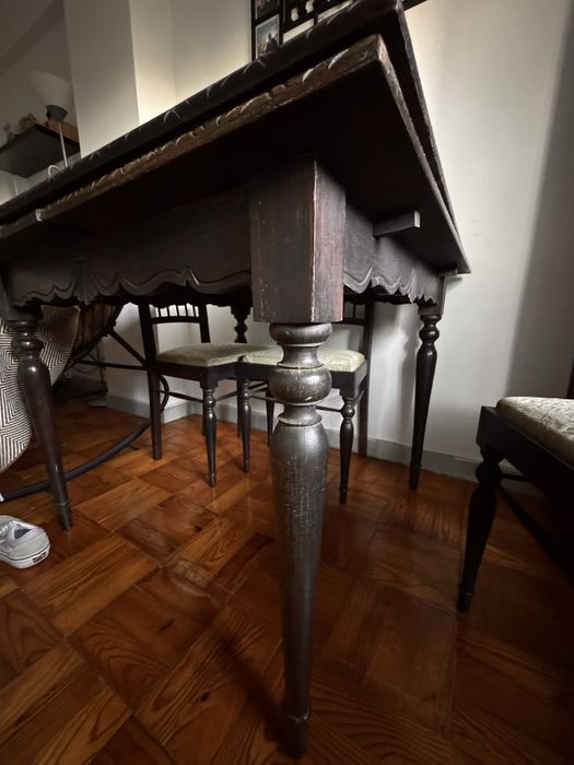 Mesa de madeira escura