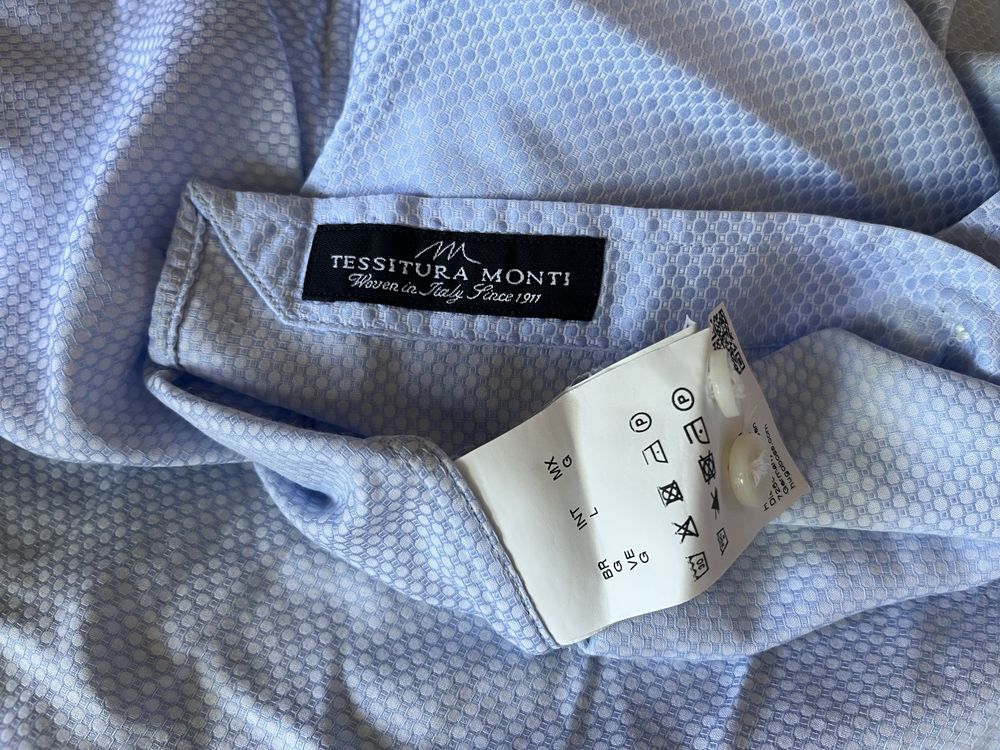 Camisa azul e branca da Boss