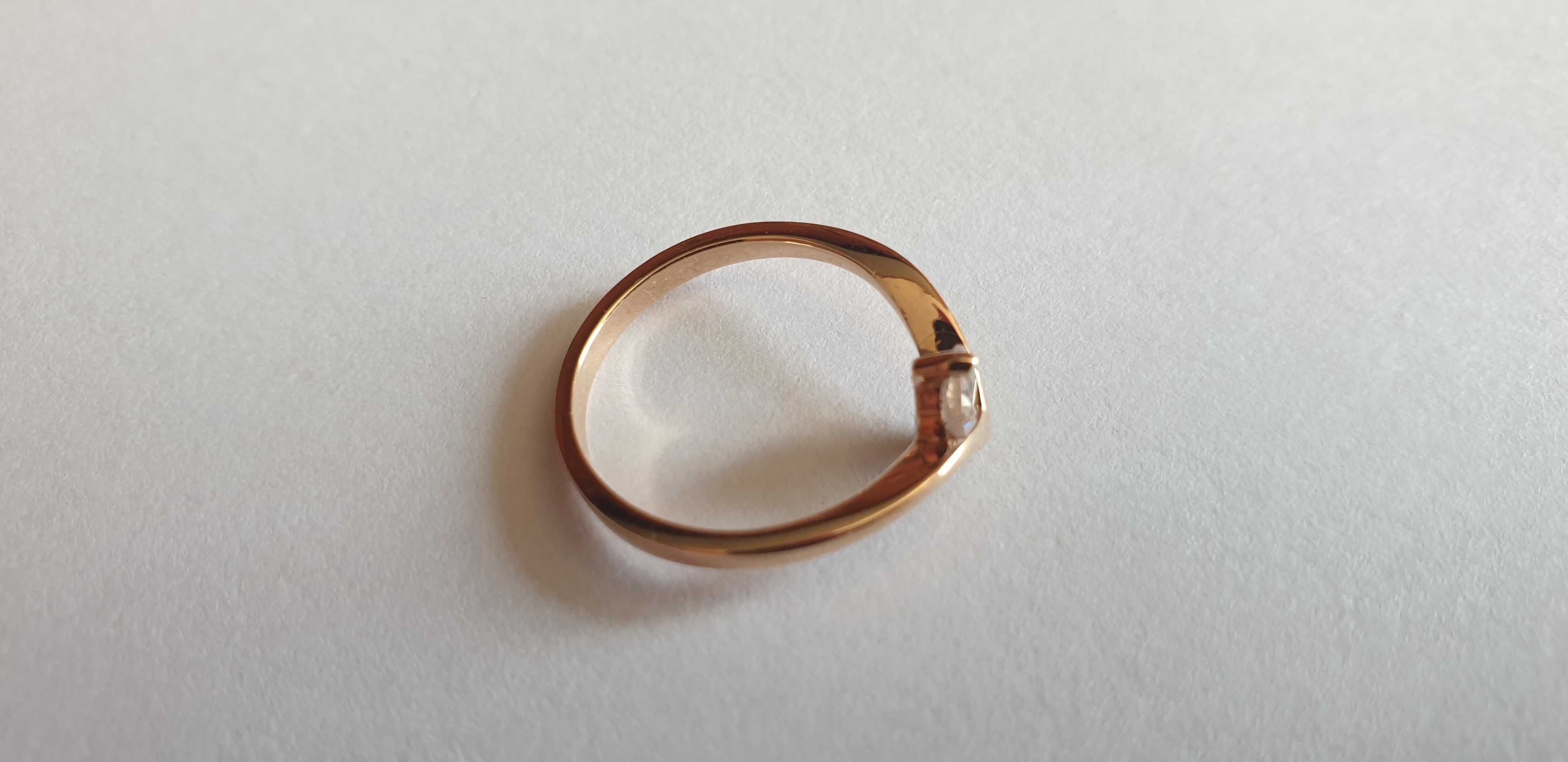 Złoty pierścionek z kamieniem księżycowym - Chevron Slim