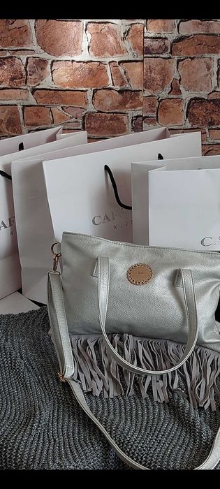 Stylowa srebrna torebka z ozdobnymi frędzlami