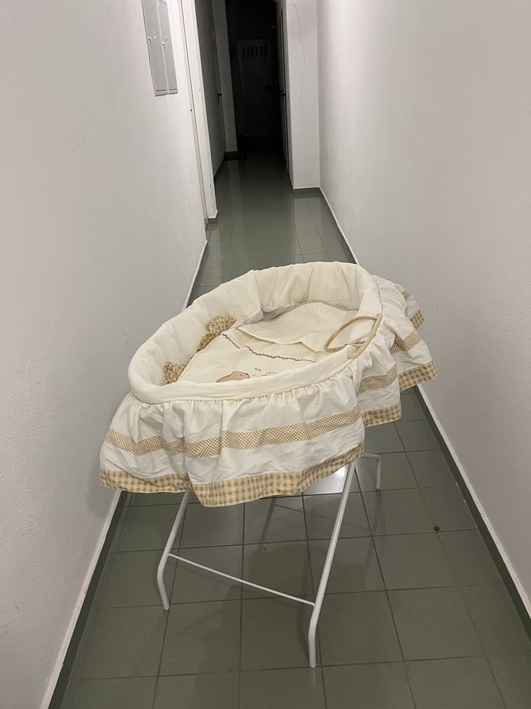 Berço em verga com suporte