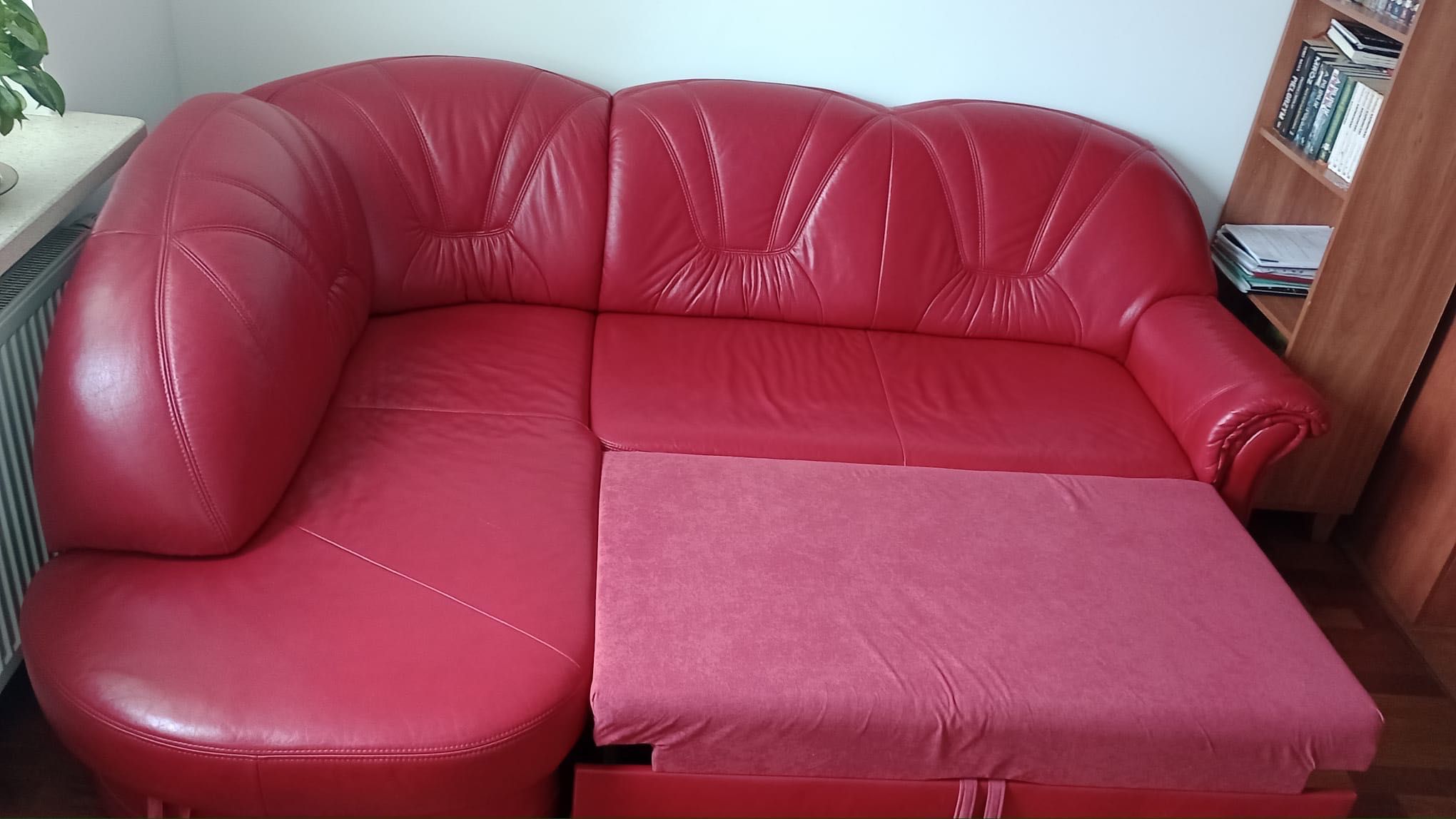 Czerwona sofa ze skóry