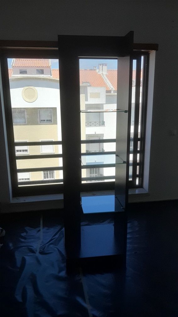 Vendo móvel de TV e estante com  prateleira de vidro.
