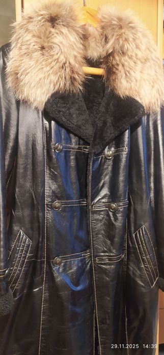 Шкіряна дублянки з натуральним хутром.