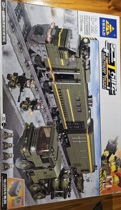 Klocki CITY Pociąg Wojskowy Army Towarowy koloru zielonego